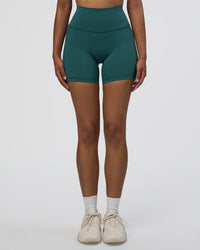 Woman wearing Fusion High-Rise 6" Short Pockets - Transformative Teal | Model:Jordan | Size:S