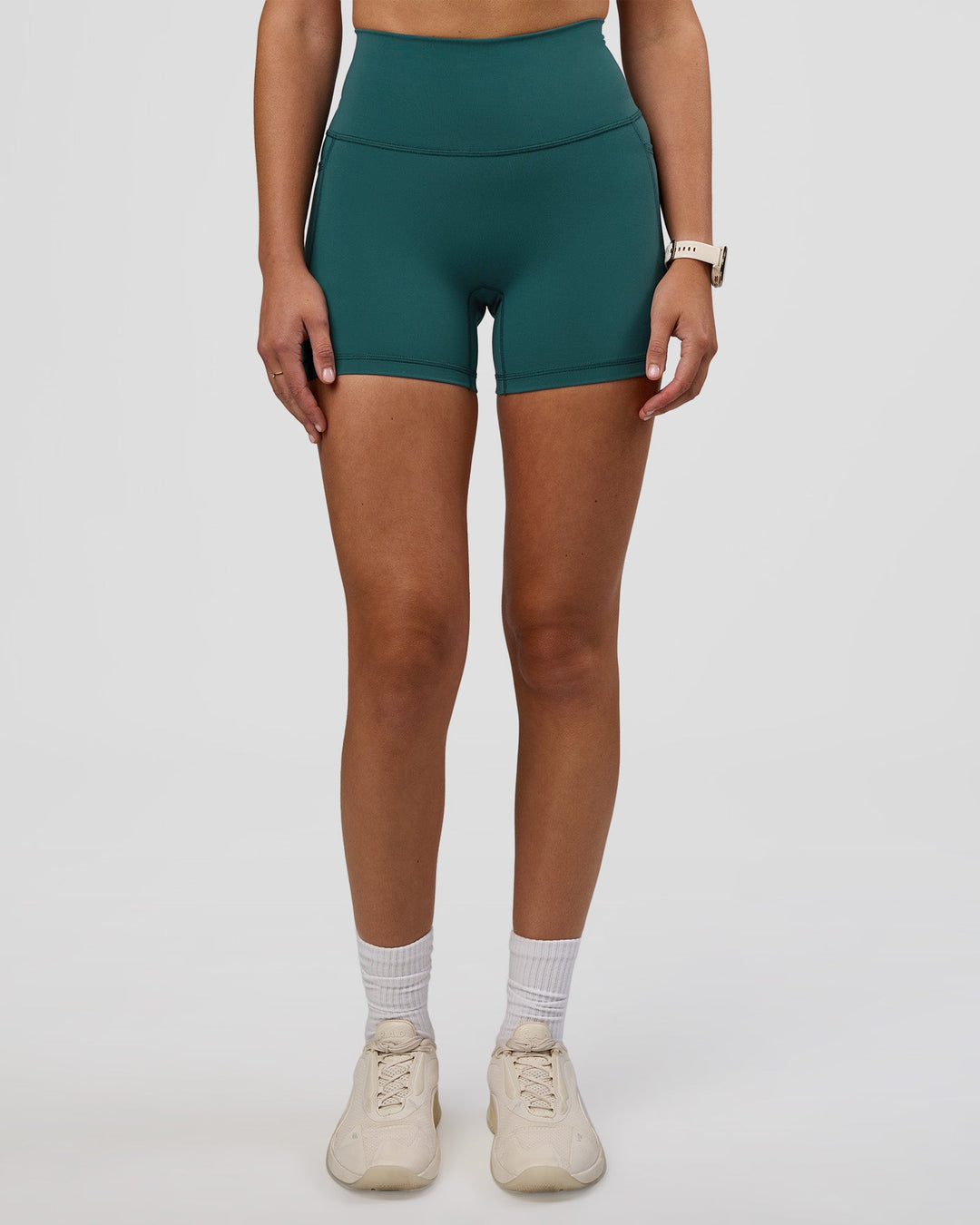 Woman wearing Fusion Ultra High-Rise 4" Short Pockets - Transformative Teal | Model:Myrte | Size:S