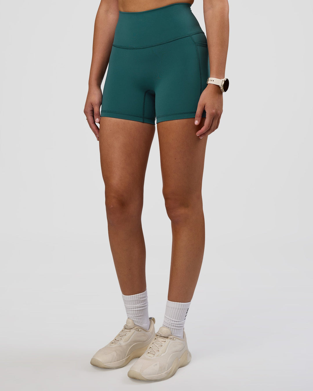 Woman wearing Fusion Ultra High-Rise 4" Short Pockets - Transformative Teal | Model:Myrte | Size:S