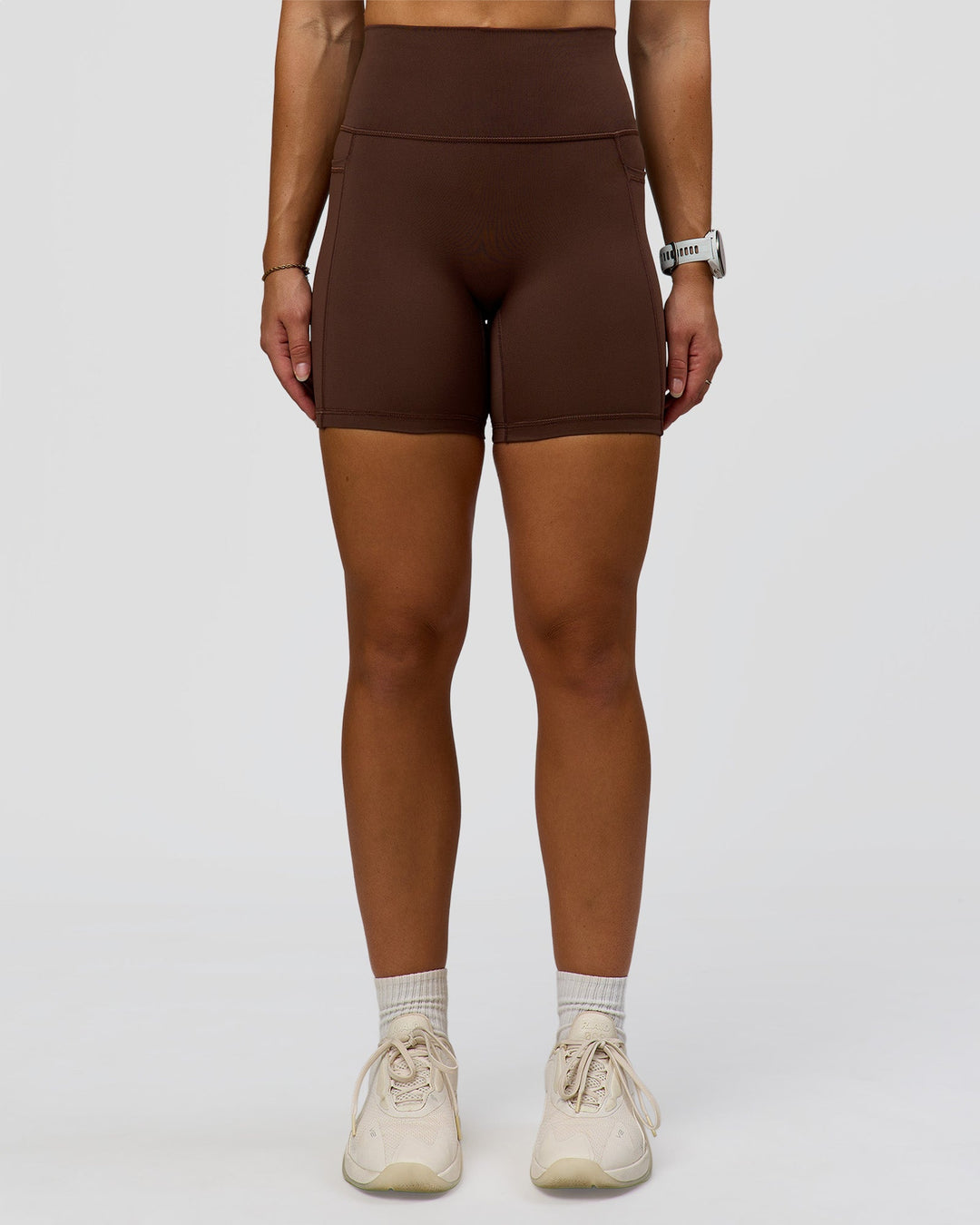 Woman wearing Fusion Ultra High-Rise 6" Short Pockets - Hot Chocolate | Model:Summer | Size:S