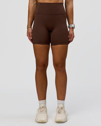 Woman wearing Fusion Ultra High-Rise 6" Short Pockets - Hot Chocolate | Model:Summer | Size:S