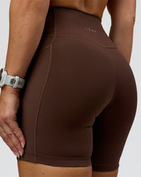 Woman wearing Fusion Ultra High-Rise 6" Short Pockets - Hot Chocolate | Model:Summer | Size:S