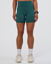 Woman wearing Fusion Ultra High-Rise 6" Short Pockets - Transformative Teal | Set:true | Angle:front | Model:Sav | Size:S