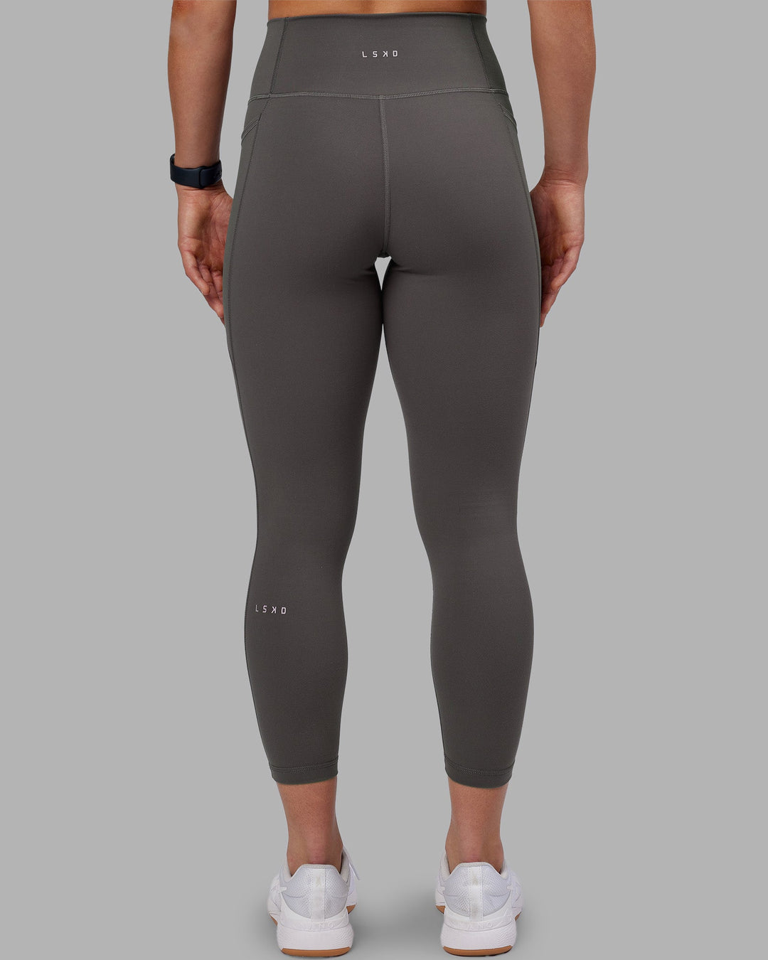 Woman wearing Fusion Ultra High-Rise 7/8 Legging Pockets - Dark Storm | Model:Keisha | Size:S