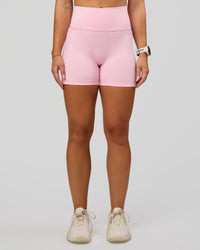Woman wearing Fusion V-Contour Ultra High-Rise 4” Short Pockets - Marshmallow | Model:Summer | Size:S | Thumbnail Index: 3