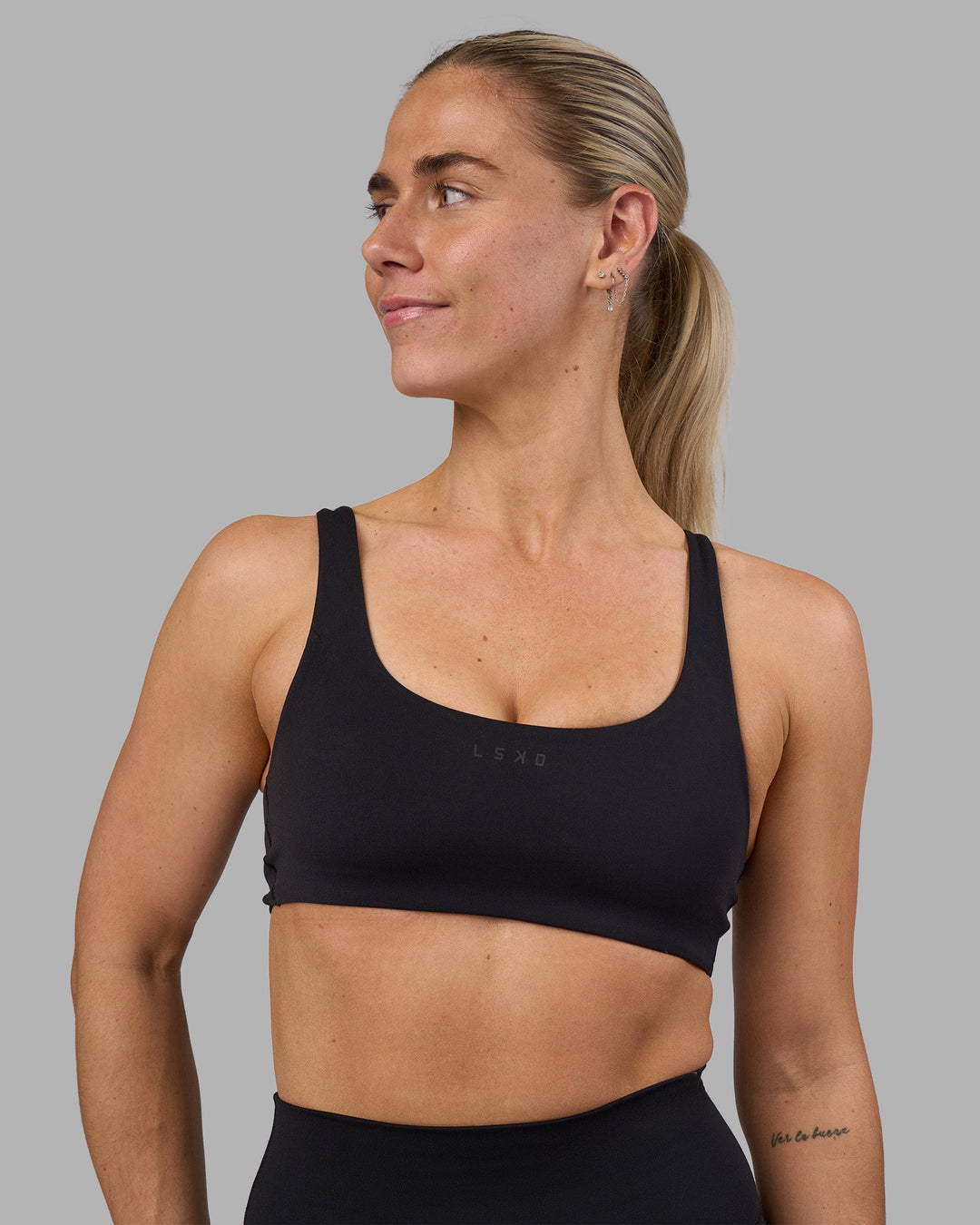 Woman wearing Impulse Reversible Sports Bra - Black | Model:Hannah | Size:S
