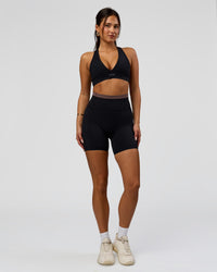 Woman wearing Liberate High-Rise 6" Short Pockets in Black-Cocoa Powder | Model:Bianca | Size:S | Thumbnail Index: 2