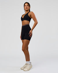 Woman wearing Liberate High-Rise 6" Short Pockets in Black-Cocoa Powder | Model:Bianca | Size:S | Thumbnail Index: 3