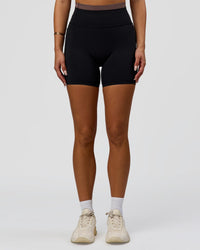 Woman wearing Liberate High-Rise 6" Short Pockets in Black-Cocoa Powder | Model:Bianca | Size:S | Thumbnail Index: 4