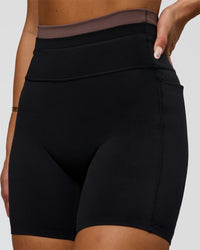 Woman wearing Liberate High-Rise 6" Short Pockets in Black-Cocoa Powder | Model:Bianca | Size:S | Thumbnail Index: 5