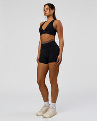 Woman wearing Liberate High-Rise 4" Short Pockets in Black-Cocoa Powder | Model:Bianca | Size:S | Thumbnail Index: 4