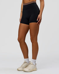 Woman wearing Liberate High-Rise 4" Short Pockets in Black-Cocoa Powder | Model:Bianca | Size:S | Thumbnail Index: 7