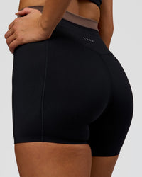Woman wearing Liberate High-Rise 4" Short Pockets in Black-Cocoa Powder | Model:Bianca | Size:S | Thumbnail Index: 8