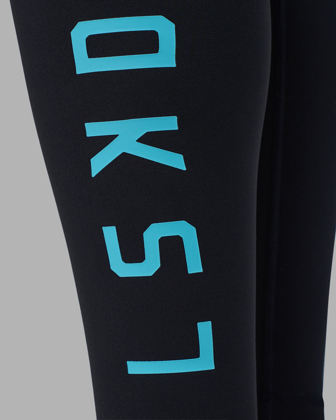 Woman wearing Rep Ultra High-Rise Full Length Legging Pockets - Black-Blue Atoll | Model:Sophie | Size:S