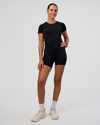 Woman wearing AeroFLX+ Seamless Tee - Black/Black | Model:Myrte | Size:S | Thumbnail Index: 1