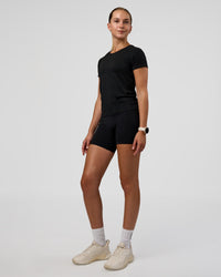 Woman wearing AeroFLX+ Seamless Tee - Black/Black | Model:Myrte | Size:S | Thumbnail Index: 3