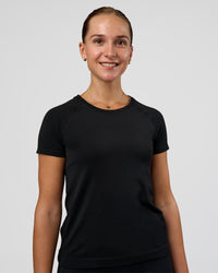 Woman wearing AeroFLX+ Seamless Tee - Black/Black | Model:Myrte | Size:S | Thumbnail Index: 0