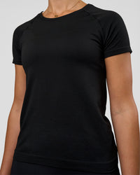 Woman wearing AeroFLX+ Seamless Tee - Black/Black | Model:Myrte | Size:S | Thumbnail Index: 4