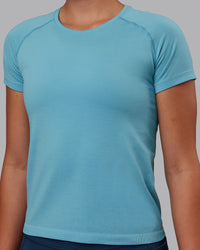 Woman wearing AeroFLX+ Seamless Tee - Retro Blue Marl | Model:Charlize | Size:S | Thumbnail Index: 6