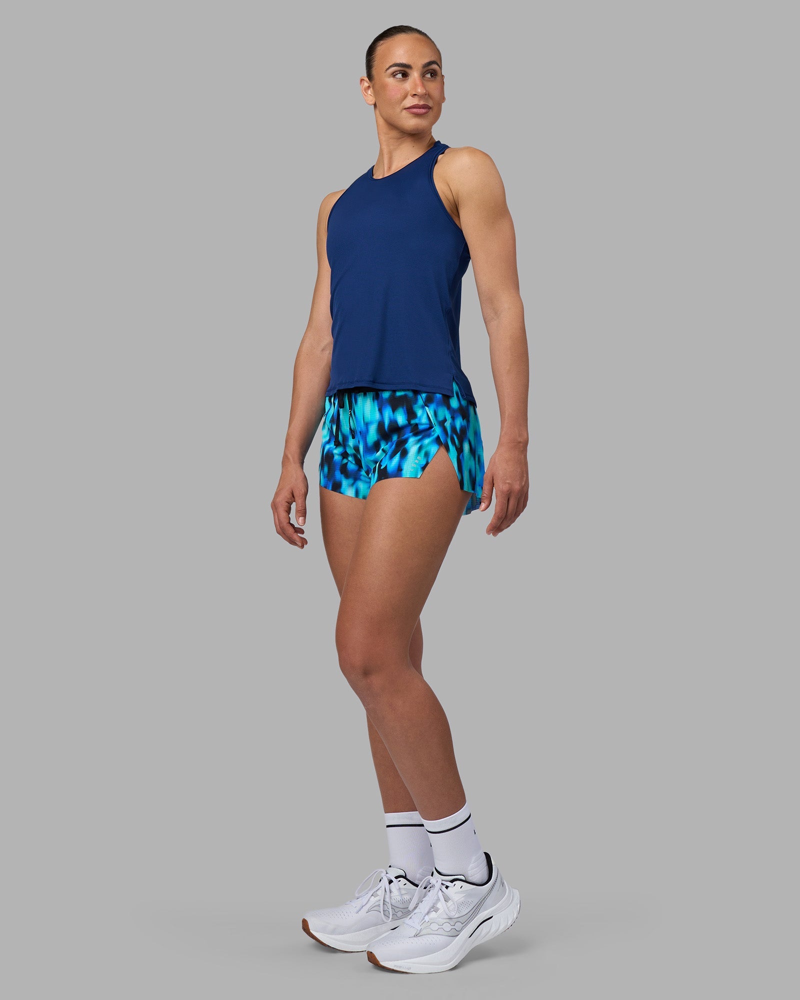 Woman wearing Pace Running Tank 2.0 - Midnight Blue | Model:Sophie | Size:S