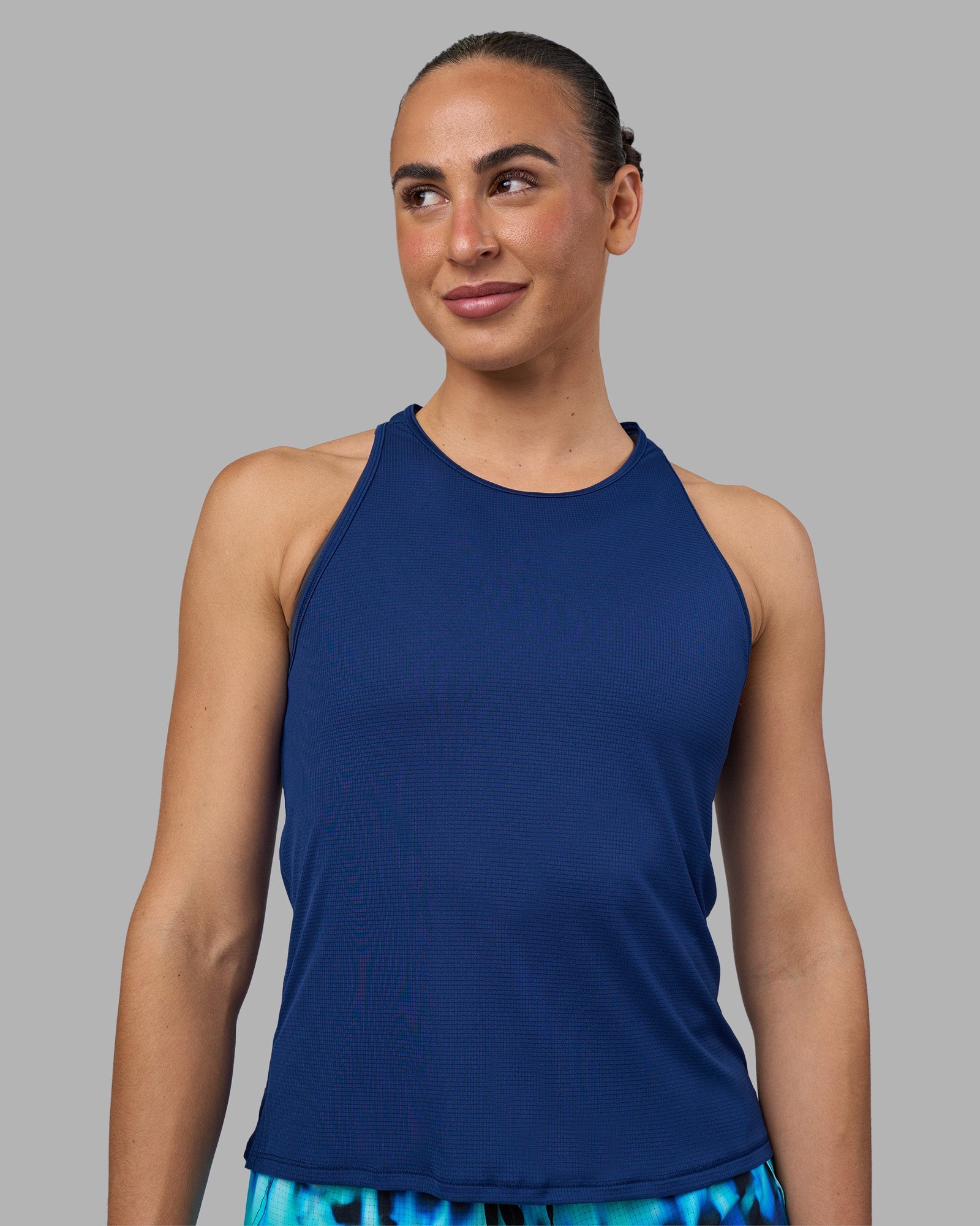 Woman wearing Pace Running Tank 2.0 - Midnight Blue | Model:Sophie | Size:S