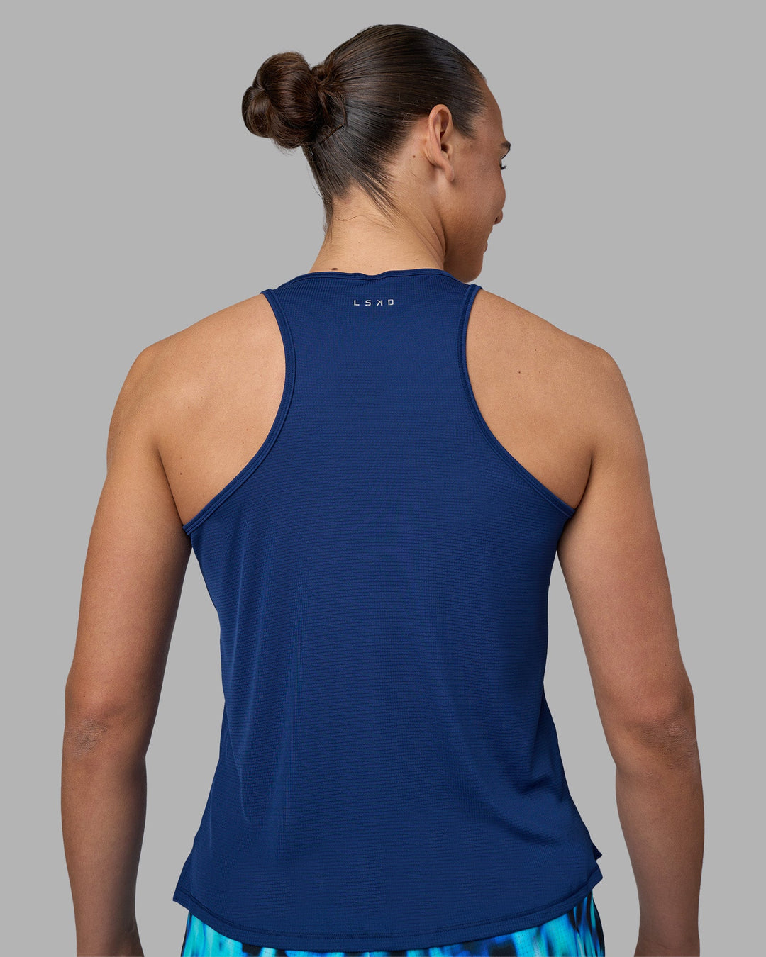 Woman wearing Pace Running Tank 2.0 - Midnight Blue | Model:Sophie | Size:S