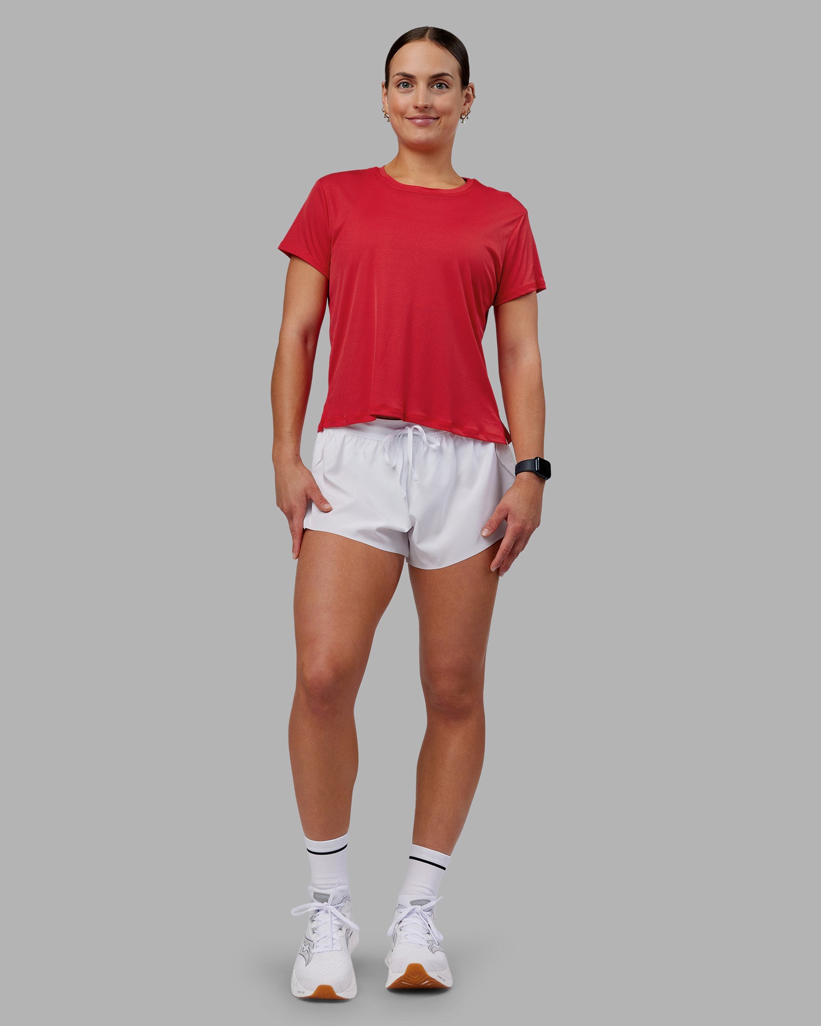 Woman wearing Pace Running Tee 2.0 - Scarlet | Model:Keisha | Size:S