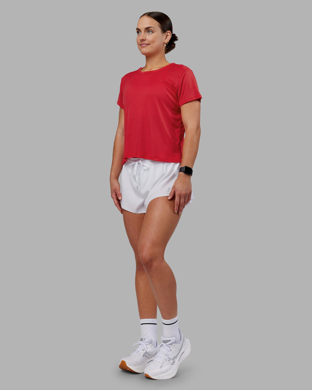 Woman wearing Pace Running Tee 2.0 - Scarlet | Model:Keisha | Size:S