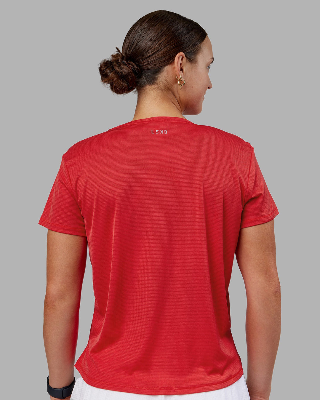 Woman wearing Pace Running Tee 2.0 - Scarlet | Model:Keisha | Size:S