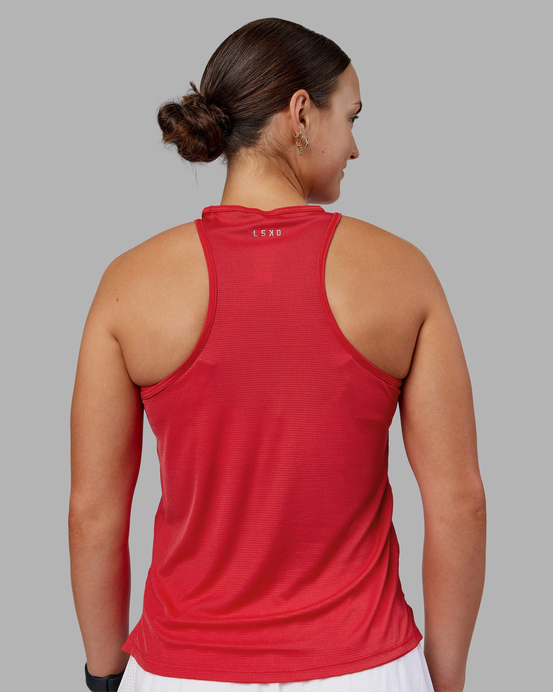 Woman wearing Pace Running Tank 2.0 - Scarlet | Model:Keisha | Size:S