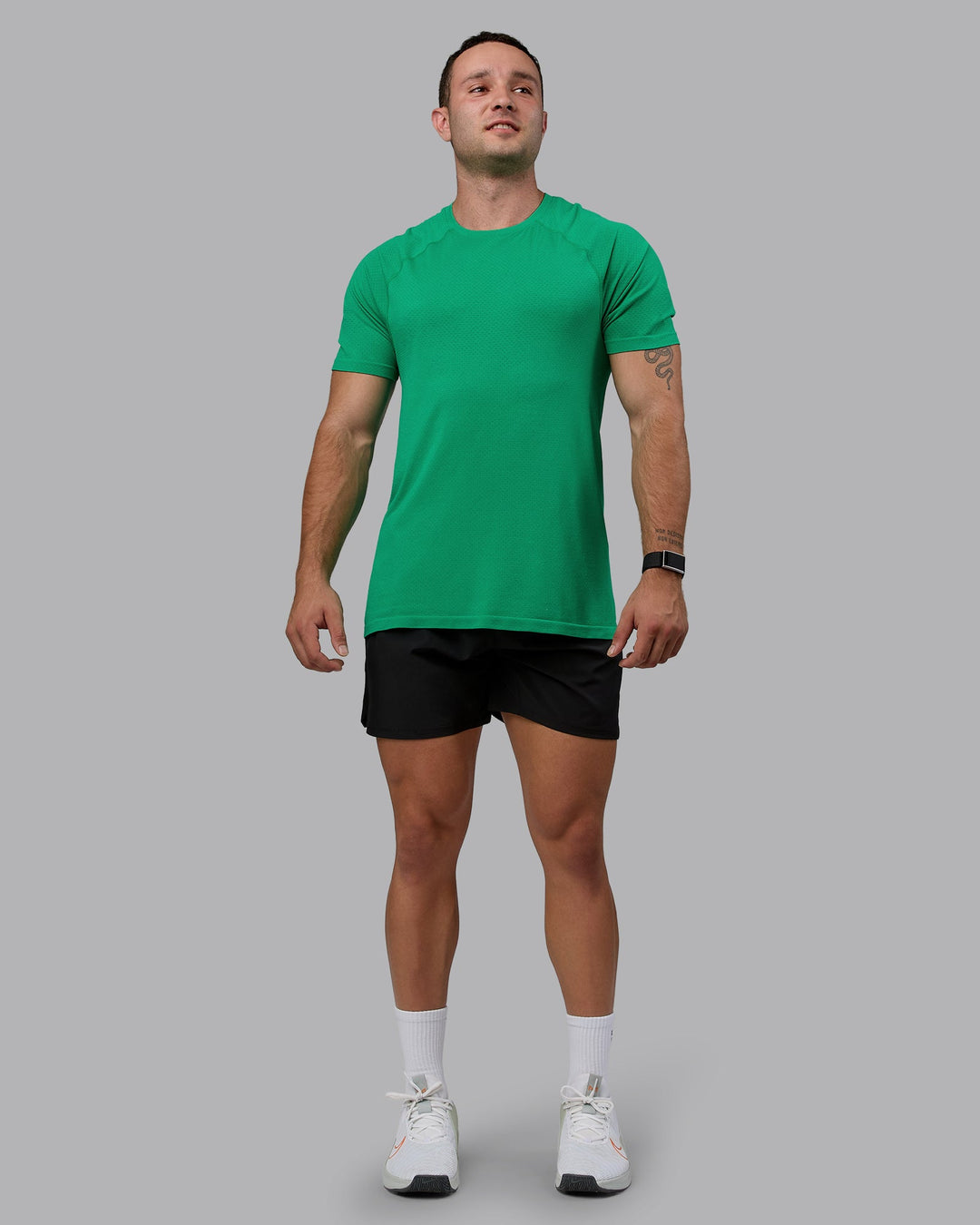 Man wearing AeroFLX+ Seamless Tee - Pepper Green/Impact Green