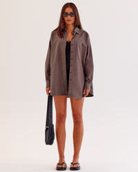 Woman wearing Go-To Oversized Shirt - Cocoa | Model:Ruby | Size:XS | Thumbnail Index: 3