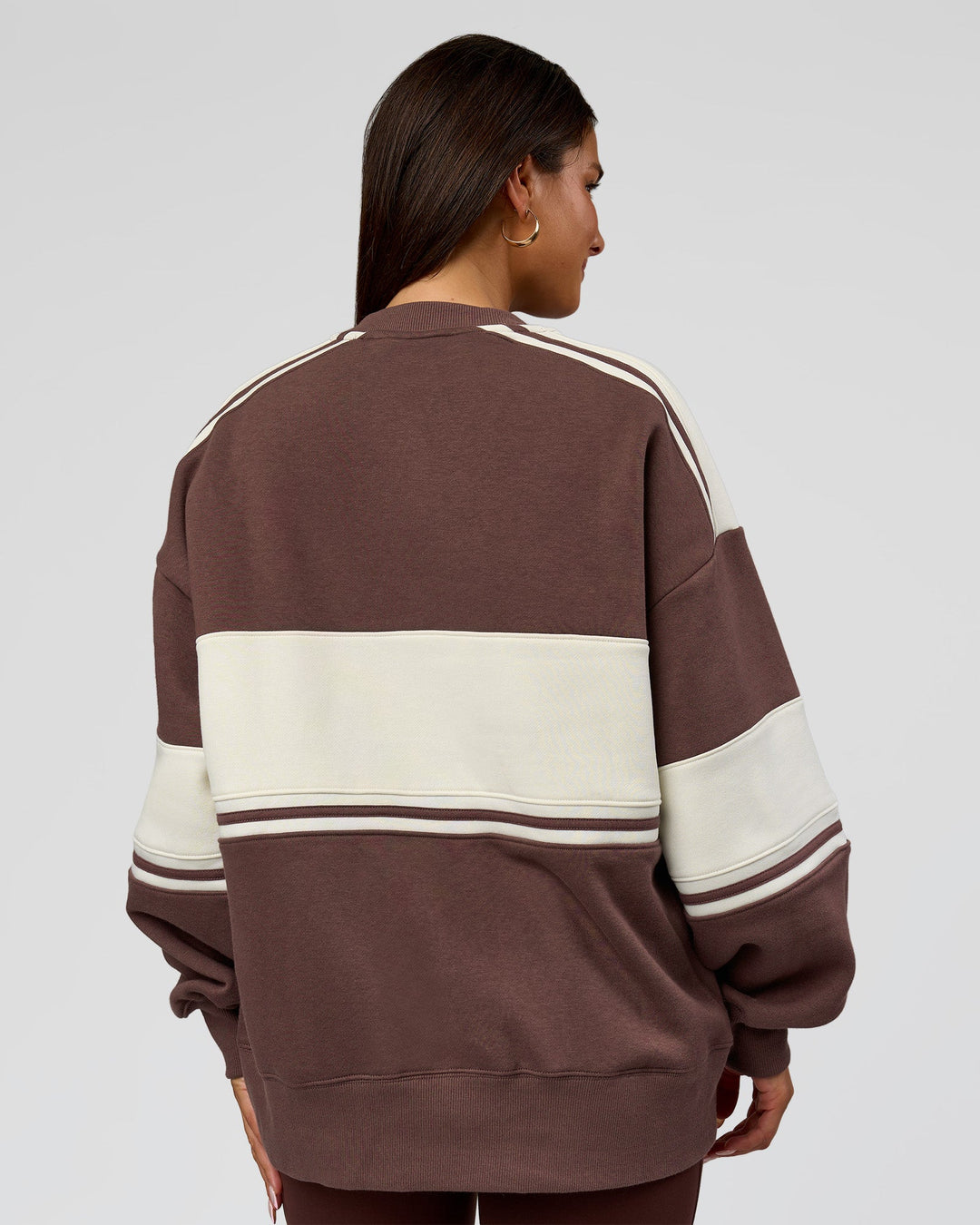 Woman wearing A-Team Sweater Oversize in Cocoa Powder-Off White | Model:Bianca | Size:XS