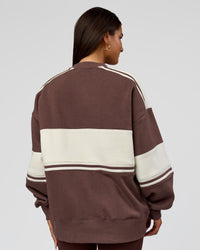 Woman wearing A-Team Sweater Oversize in Cocoa Powder-Off White | Model:Bianca | Size:XS