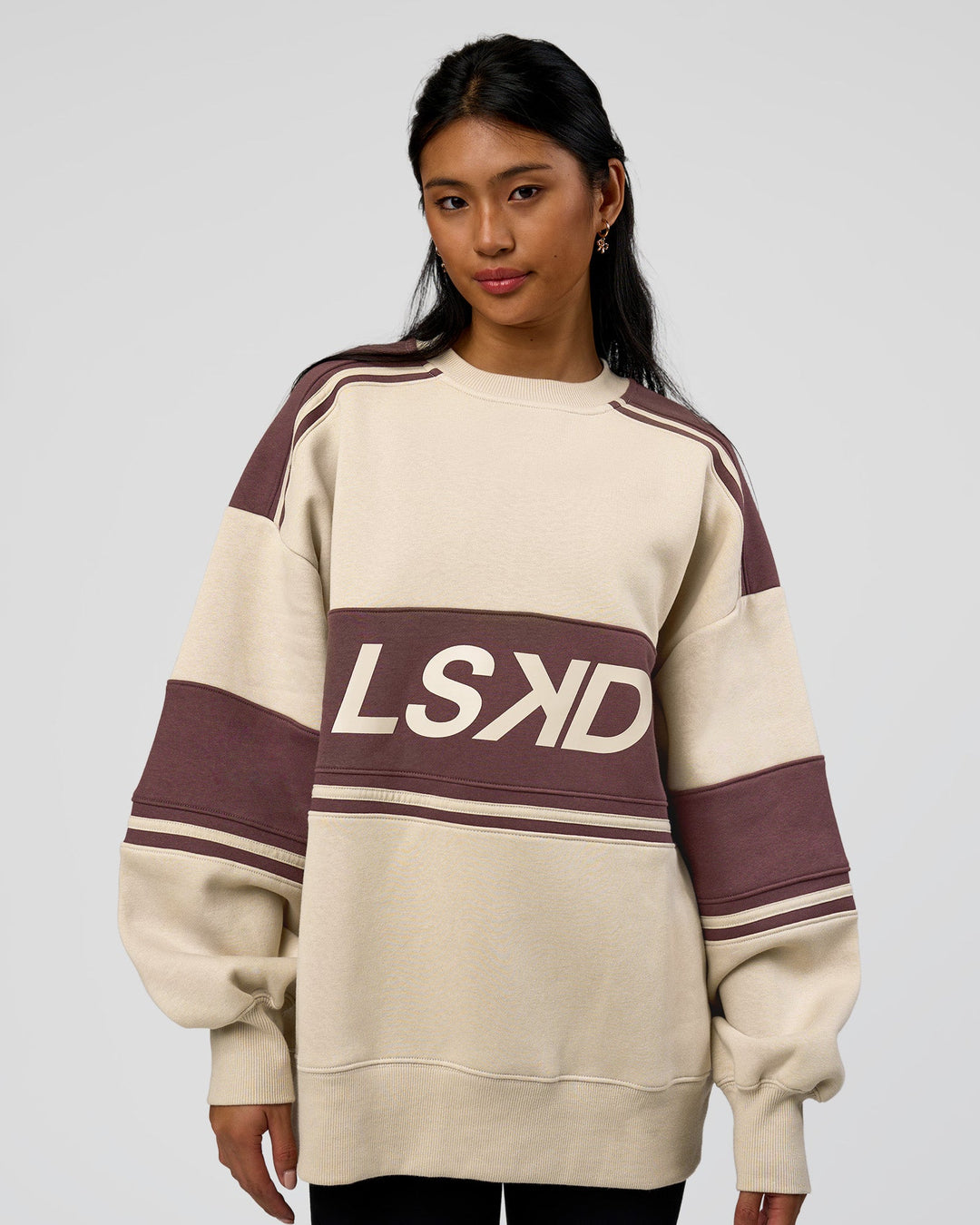 Woman wearing A-Team Sweater Oversize - Shale Beige-Cocoa Powder | Model:Loren | Size:XS