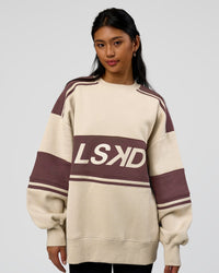 Woman wearing A-Team Sweater Oversize - Shale Beige-Cocoa Powder | Model:Loren | Size:XS