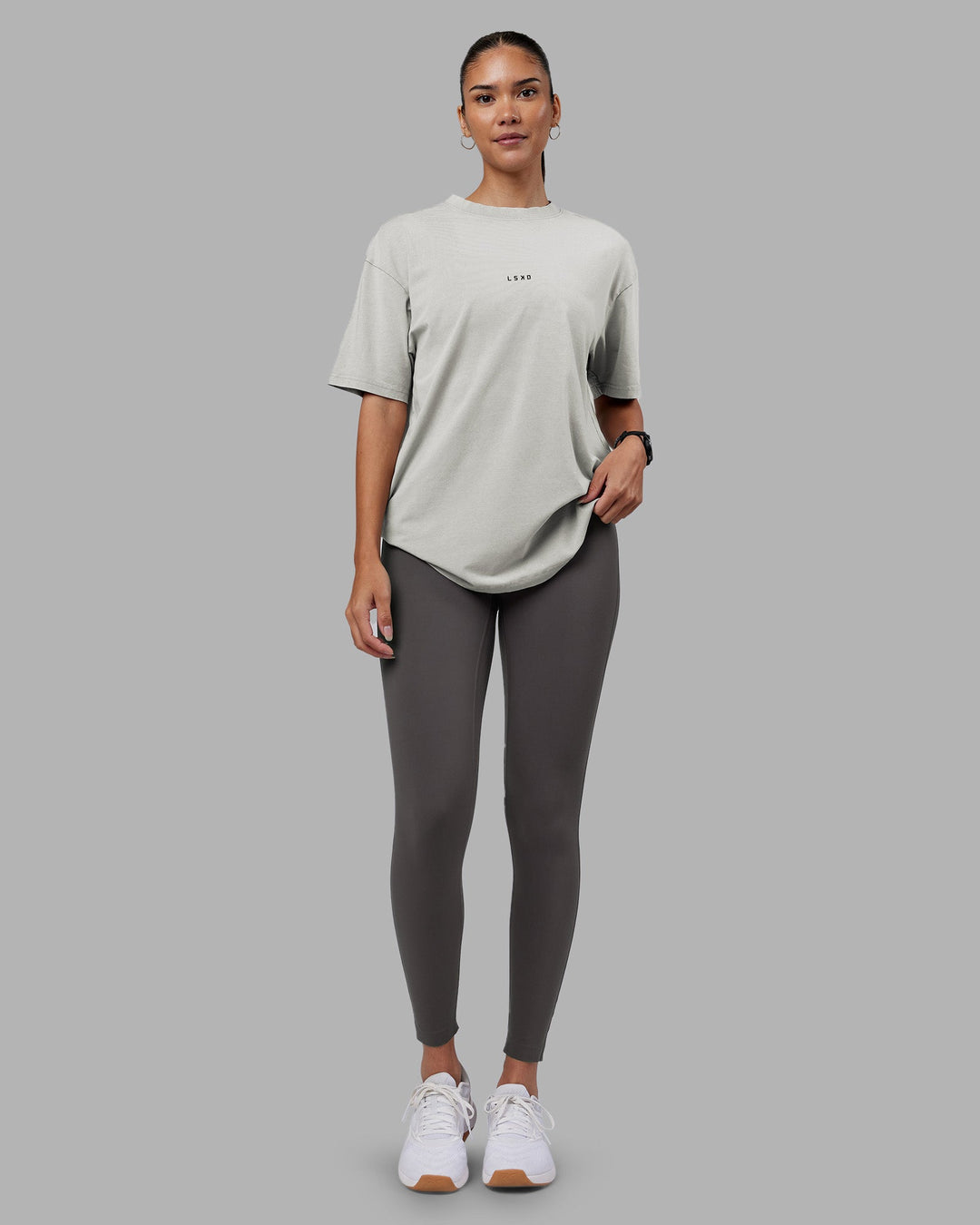 Woman wearing Be Yourself FLXCotton Tee Oversize - Circular Grey Washed-Violet | Model:Rhiley | Size:XS
