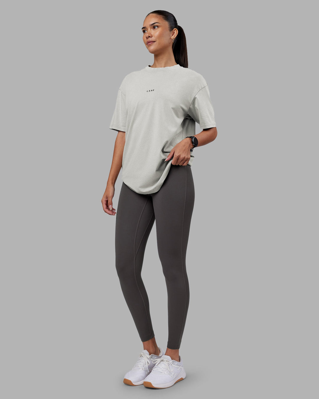 Woman wearing Be Yourself FLXCotton Tee Oversize - Circular Grey Washed-Violet | Model:Rhiley | Size:XS