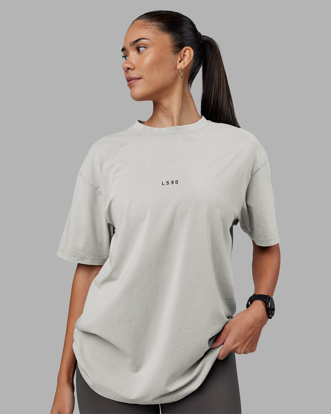 Woman wearing Be Yourself FLXCotton Tee Oversize - Circular Grey Washed-Violet | Model:Rhiley | Size:XS