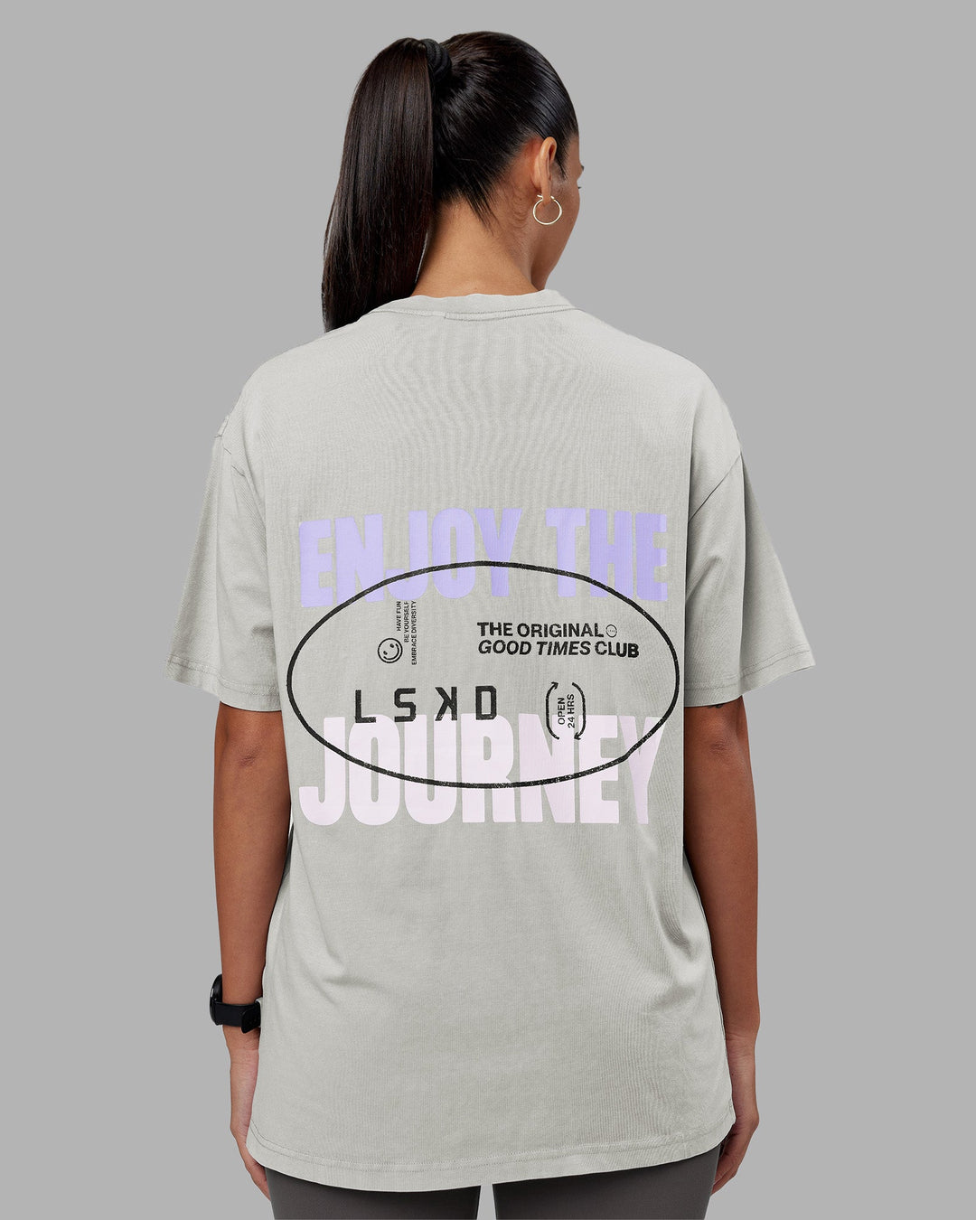 Woman wearing Be Yourself FLXCotton Tee Oversize - Circular Grey Washed-Violet | Model:Rhiley | Size:XS