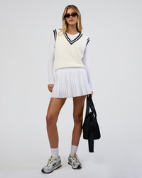 Woman wearing Clubhouse Vest - Off White-Future Navy | Model:Leilani | Size:XS | Thumbnail Index: 5