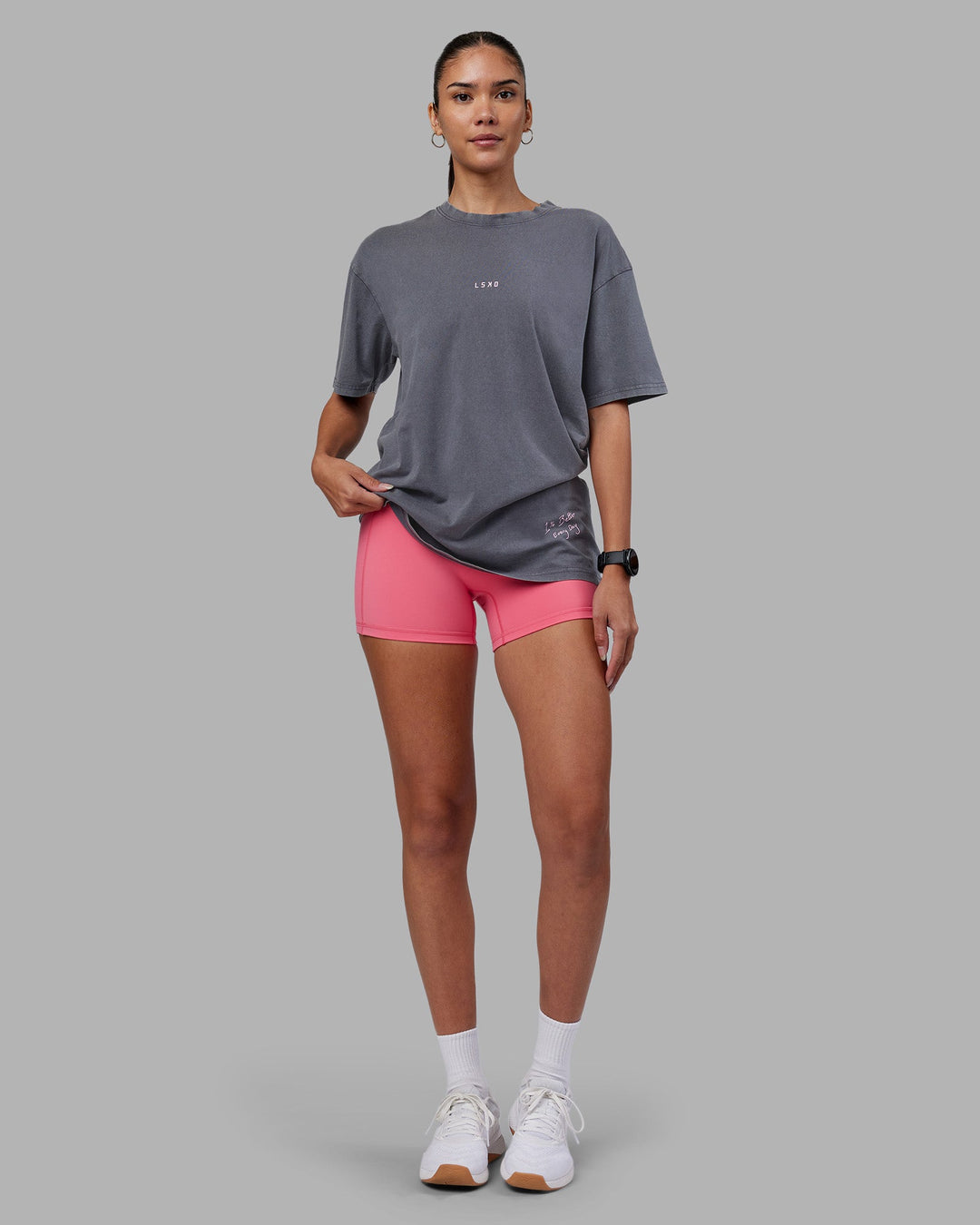 Woman wearing ETJ Values FLXCotton Oversize Tee - Dark Grey Washed-Pink | Model:Rhiley | Size:XS