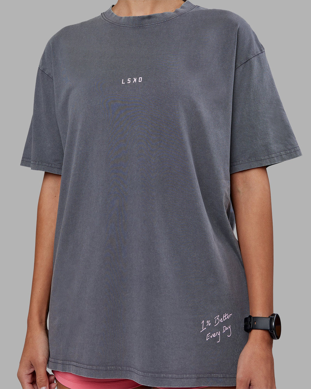 Woman wearing ETJ Values FLXCotton Oversize Tee - Dark Grey Washed-Pink | Model:Rhiley | Size:XS