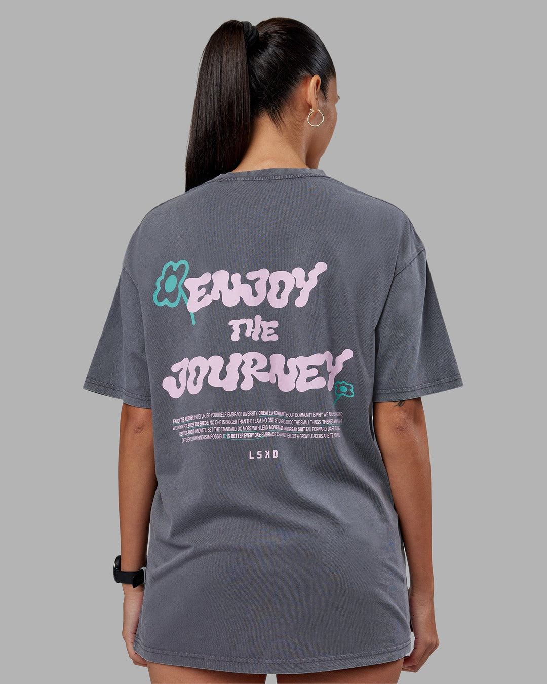 Woman wearing ETJ Values FLXCotton Oversize Tee - Dark Grey Washed-Pink | Model:Rhiley | Size:XS