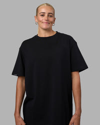 Woman wearing Easy FLXCotton Tee Oversize - Black | Model:Katie | Size:XS