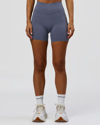 Woman wearing Elite Run High-Rise 5" Short Pockets - Night Shadow | Model:Brylee | Size:XS | Thumbnail Index: 3