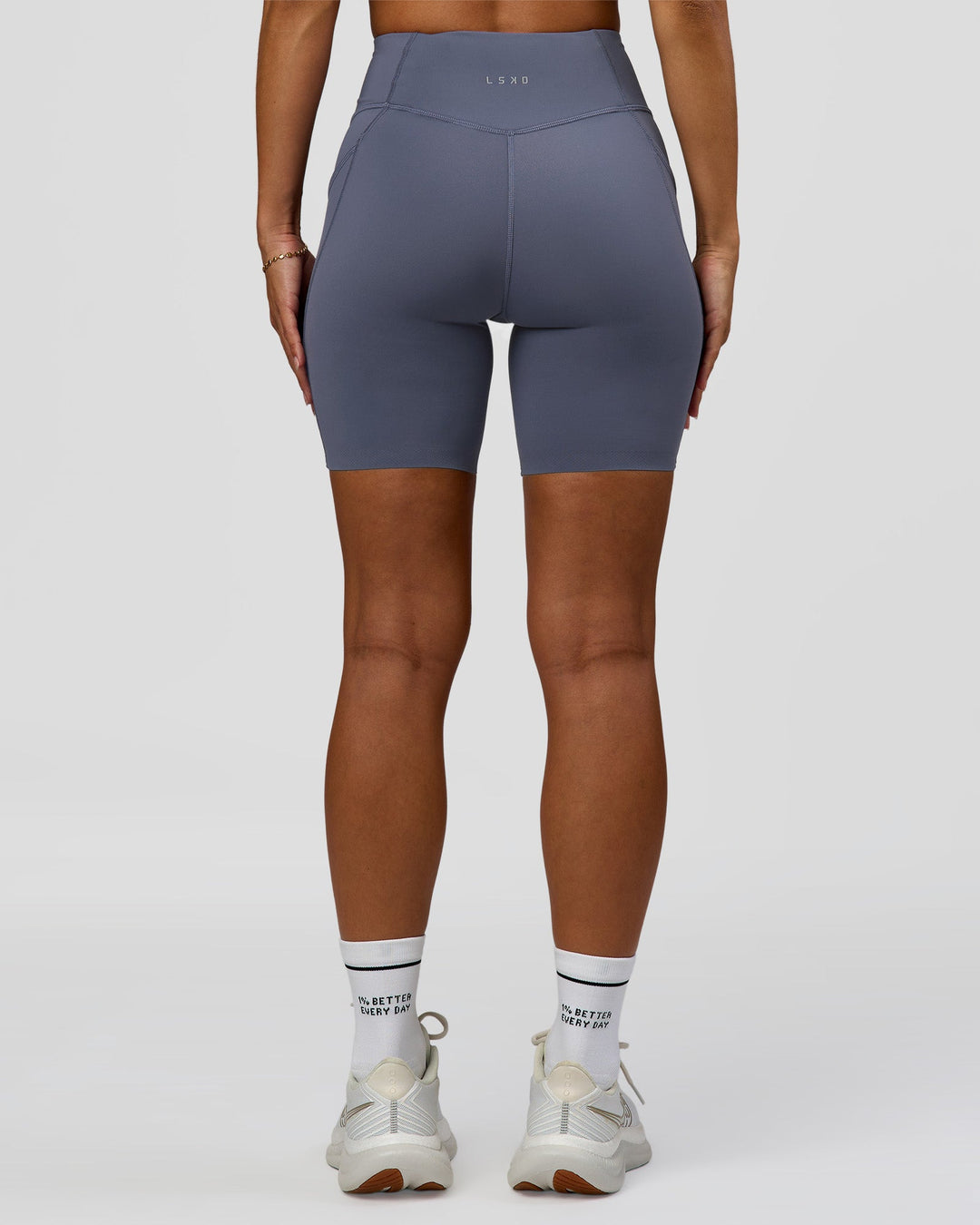 Woman wearing Elite Run High-Rise 7" Short Pockets - Night Shadow | Model:Brylee | Size:XS - view 9