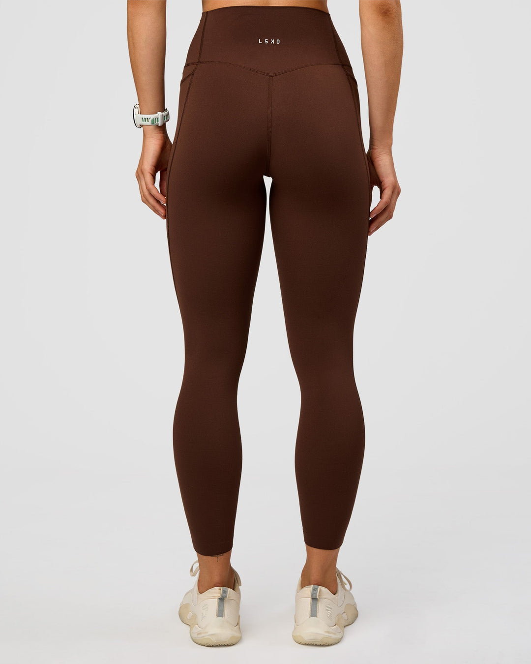 Woman wearing Elixir Ultra High-Rise 7/8 Legging Pockets - Hot Chocolate | Model:Maja | Size:XS