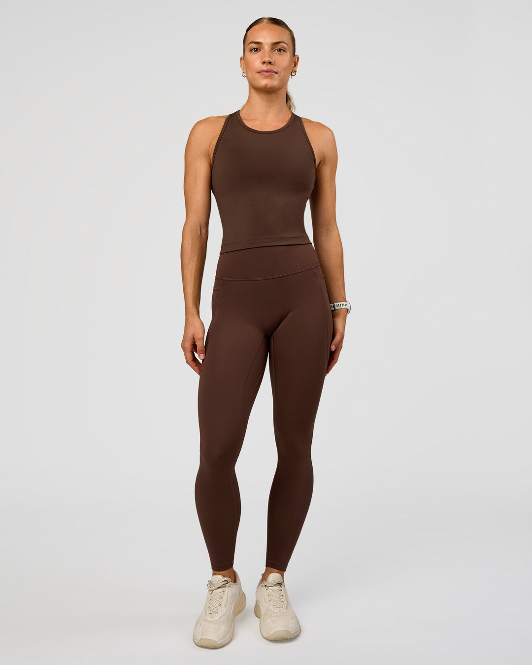 Woman wearing Flow Performance Tank 2.0 - Hot Chocolate | Model:Maja | Size:XS