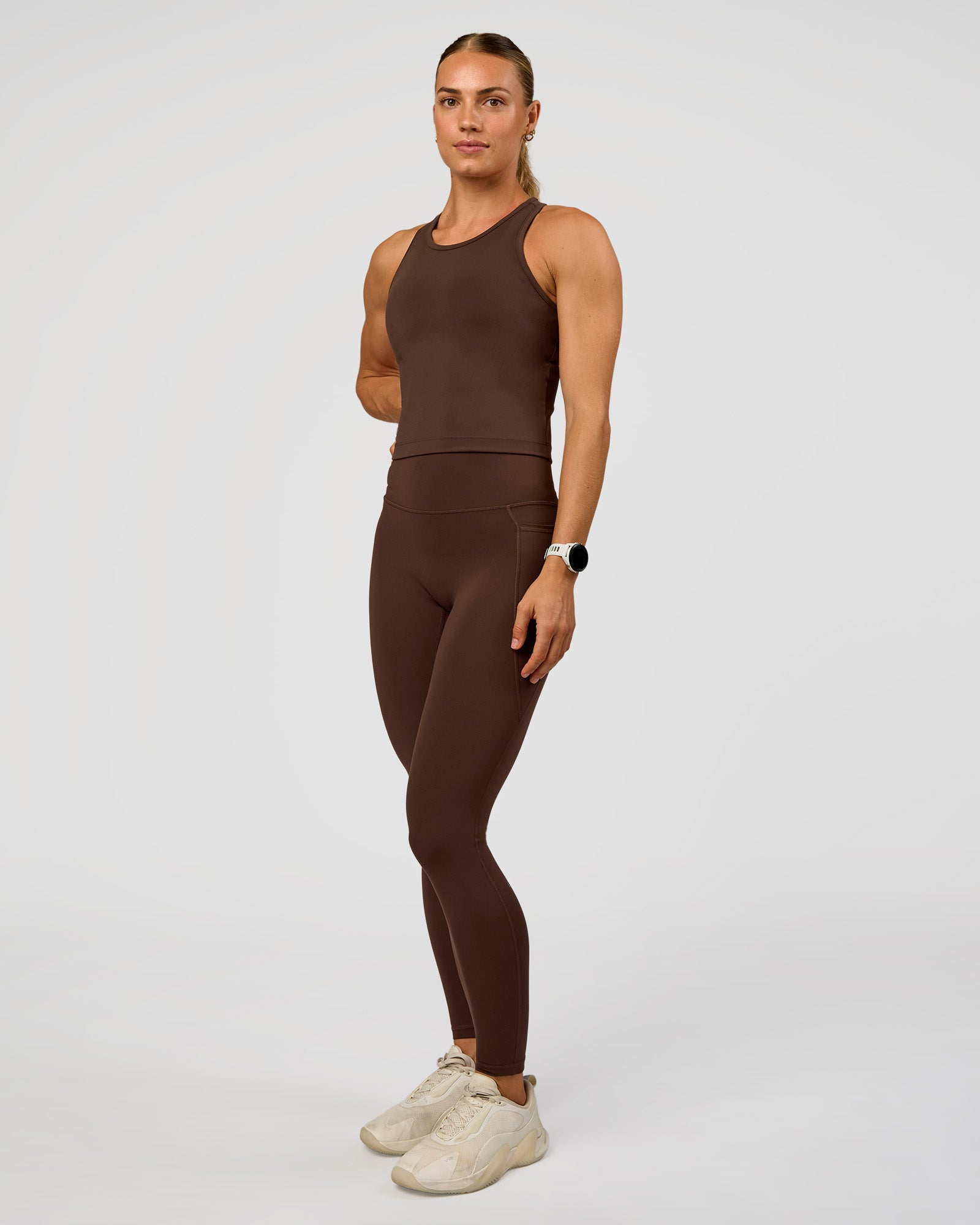 Woman wearing Flow Performance Tank 2.0 - Hot Chocolate | Model:Maja | Size:XS